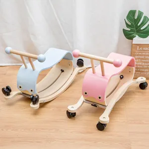 Cheval à bascule et draisienne 2-en-1 en bois pour enfants avec roues, sûr et amusant.