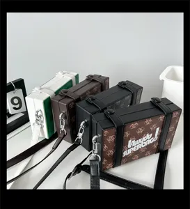 Modische harte Box Umhängetasche für Damen, trendige bedruckte Schultertasche mit Riemen.