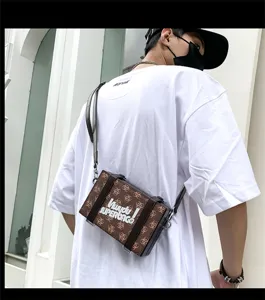 Elegante braune Monogramm Umhängetasche Box für Damen und Herren, modische Retro Tasche.