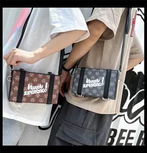 Stilvolle Unisex Umhängetasche in Kastenform mit trendigem Print für den Alltag und Streetwear.