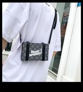Detailansicht der stylischen Damen Herren Umhängetasche, modische Box Schultertasche.