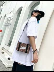 Modische Herren Box Umhängetasche im koreanischen Stil, trendige bedruckte Schultertasche.