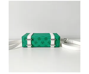 Grüne bedruckte Box-Umhängetasche mit weißen Trägern und stilvollem Schultertaschen-Design.