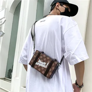 Retro Bedruckte Buchstaben Box Umhängetasche Für Herren Damen Street Trend PU Leder Kleine Quadratische Schultertasche Mode Mini Koffer Tasche