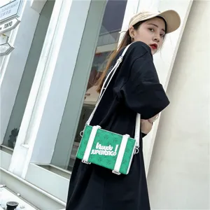 Modische grüne Box-Umhängetasche für Damen, stilvolle Schultertasche mit weißen Riemen.
