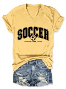 T-shirt femme col V jaune avec imprimé maman de foot et short jean décontracté pour style unique.