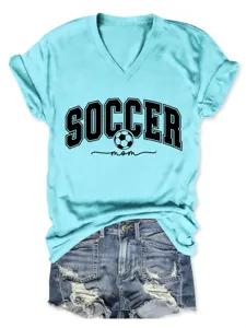 Gros plan détaillé du t-shirt à manches courtes et col V bleu clair avec short en jean.