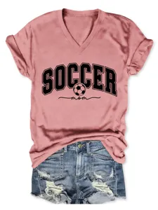 Vue détaillée d'un t-shirt rose tendance à col en V, manches retroussées et imprimé soccer mom.