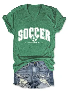 Vue détaillée du t-shirt vert à col V et manches courtes avec imprimé soccer mom.
