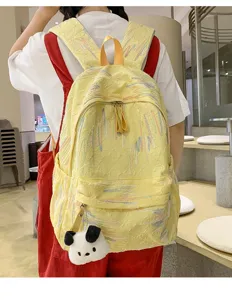 Gelber Rucksack mit bunter Stickerei und süßem Panda-Anhänger für den Alltag.