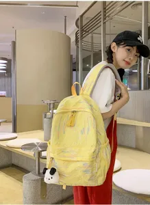 Gelber lässiger Stoffrucksack mit niedlichem Welpenanhänger, schicke Tasche für junge Mädchen.