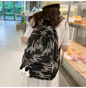 Stilvoller schwarzer Rucksack mit bunter Wellenstickerei und süßem Panda-Anhänger für den Alltag.