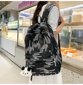 Schwarzer Freizeit-Rucksack mit bunter Stickerei und süßem Panda-Anhänger für Damen und Mädchen.