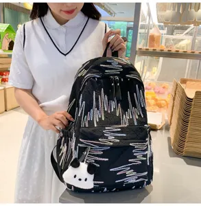 Stylischer schwarzer Mini-Rucksack mit bunten Linien und Panda-Anhänger. Detailansicht.