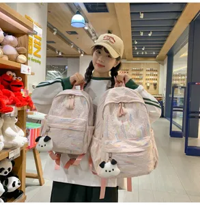 Schicker rosa strukturierter Rucksack mit niedlichem Welpen-Anhänger, idealer Mini-Schulrucksack.