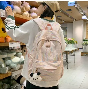 Rosa Segeltuch Rucksack mit süßem Plüschanhänger, stylische Freizeitschule Tasche für den Alltag.