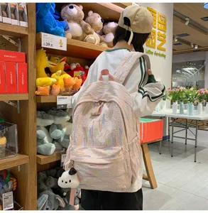 Schülerrucksack in Rosa mit buntem Stickereidesign, ideal für den täglichen Schulalltag.
