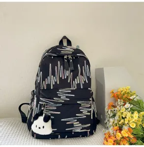 Schwarzer Stoffrucksack mit bunter Zickzack-Stickerei und niedlichem Panda-Plüschanhänger für Damen.