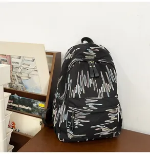 Lässiger schwarzer Mini-Rucksack mit bunter Stickerei, süße Schultasche für Damen Alltag.