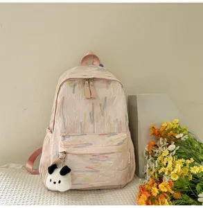 Rosa Freizeitrucksack mit strukturiertem Stoff, bunten Streifen und süßem Plüsch-Panda.