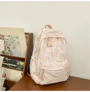 Rosa süßer weicher Rucksack mit strukturierter Stoff und bunten Linien für den Alltag.