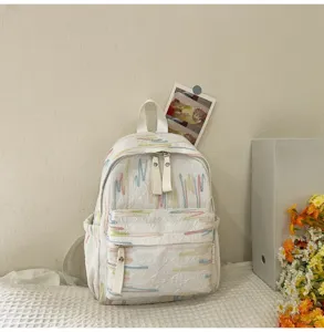 Weißer Mini-Rucksack mit buntem Pinselstrich-Druck und strukturierten Details für den Alltag.