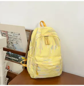 Hübscher gelber Mini-Rucksack mit bunter Stickerei, trendiger Freizeit-Detailblick.
