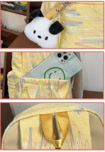 Detailansicht des süßen Mini-Rucksacks mit Stickerei und Hundehänger für junge Frauen.