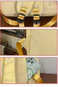 Nahaufnahme des gelben Mini-Rucksacks mit verstellbaren Trägern und praktischen Reißverschlüssen.