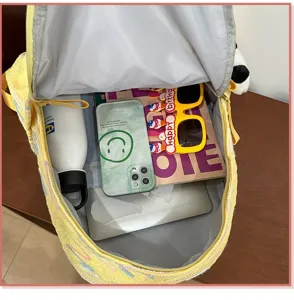 Detailansicht des gelben süßen Mini-Rucksacks mit Kapazitätsanzeige für Mädchen im Alltag.