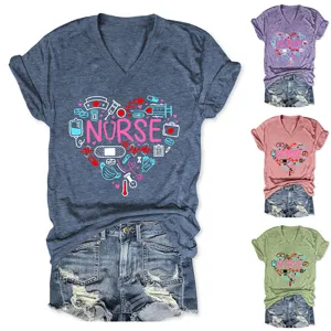 Detailansicht lässiges Damen V-Ausschnitt Kurzarm T-Shirt mit Herz-Druck, weicher Stoff.