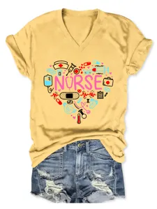 Detailansicht des gelben V-Ausschnitt Kurzarm-T-Shirts mit Herz-Grafik für Krankenpfleger.