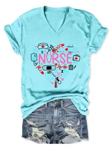 Detailansicht des türkisfarbenen V-Ausschnitt Damen Kurzarm T-Shirts mit medizinischem Herz-Print.