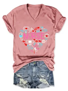 Damen Krankenschwester Herz V-Ausschnitt Kurzarm T-Shirt mit lässigen Jeansshorts.
