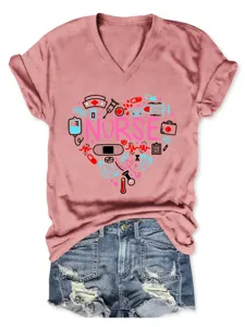 Nahaufnahme des rosa V-Ausschnitt Kurzarm-T-Shirts mit einem medizinischen Krankenschwester-Herz.