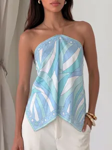 Detail des blau-weißen bedruckten Haltertops mit geometrischem Muster und elegantem Wickel-Design.
