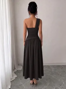 Elegant one-shoulder sleeveless pleated A-long dress, sexy slim fit waist design for women.