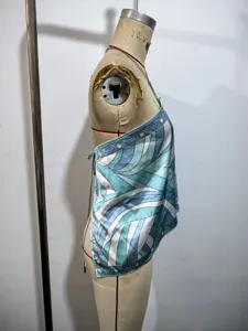 Detailansicht eines stilvollen Sommer Halter rückenfreien Crop Tops mit blauem Print.