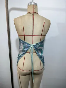 Rückenfreies Neckholder-Top mit blauem abstrakten Print, verstellbarem Band und Kettendetail.