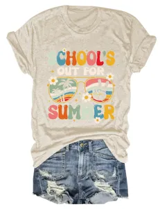 Retro grafisch T-shirt met schoolfeest gecombineerd met jeansshorts voor een zomerse look.