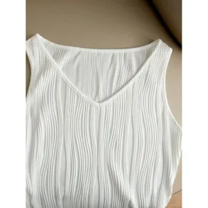 Weißes geripptes V-Ausschnitt Damen Top, schmal geschnittenes ärmelloses Basic Unterziehshirt.