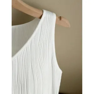 Weißes geripptes V-Ausschnitt Top für Damen, ärmelloses, schmal geschnittenes Basic-Shirt.