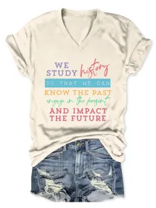 Gedetailleerd overzicht van het casual V-hals t-shirt met korte mouwen en inspirerende tekst.