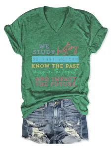 Casual groen V-hals korte mouw dames t-shirt met inspirerende geschiedenis citaat print.
