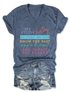 Stijlvol blauw V-hals korte mouw T-shirt met inspirerende historische citaatprint.