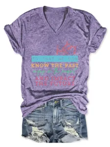Paarse V-hals korte mouw t-shirt met inspirerende citatendruk voor vrouwen casual dagelijkse kleding.