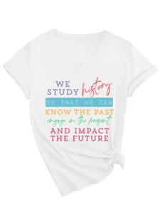 Gedetailleerd overzicht van wit V-hals korte mouw t-shirt met inspirerende print en zijknnoop.