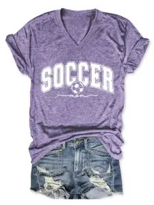 Gros plan sur les détails du t-shirt violet col V décontracté avec imprimé soccer mom.