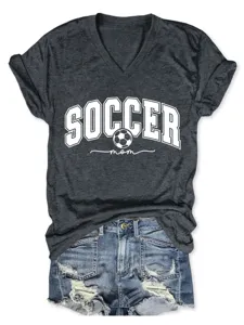 Détails du t-shirt gris foncé à col en V et manches courtes avec motif maman de foot et denim.