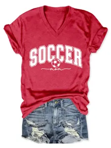 T-shirt rouge col V à manches courtes avec imprimé soccer mom et short en jean stylé.